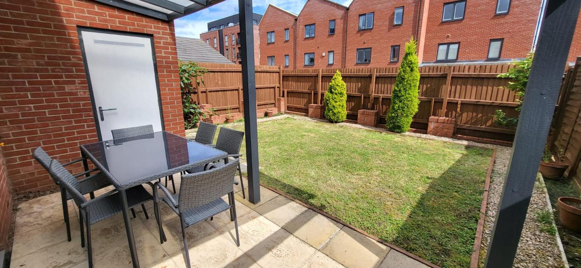Spacious House Close To Royal Hospital, Free Parking & Garden *