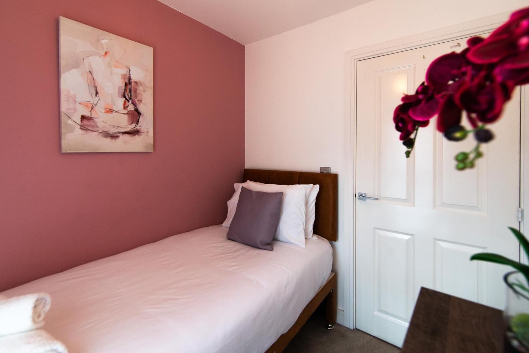 Spacious House Close To Royal Hospital, Free Parking & Garden *