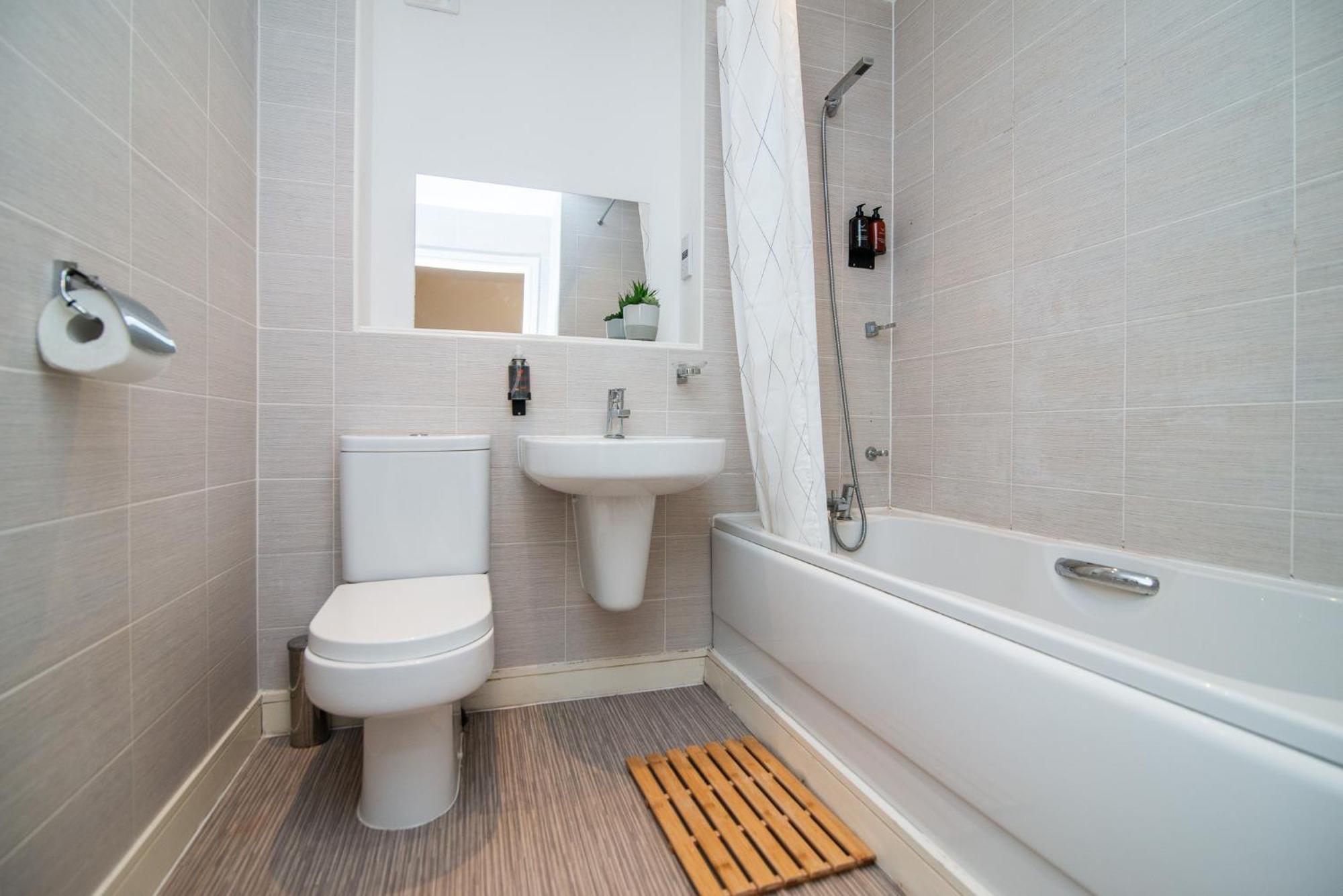 Spacious House Close To Royal Hospital, Free Parking & Garden * Derby
