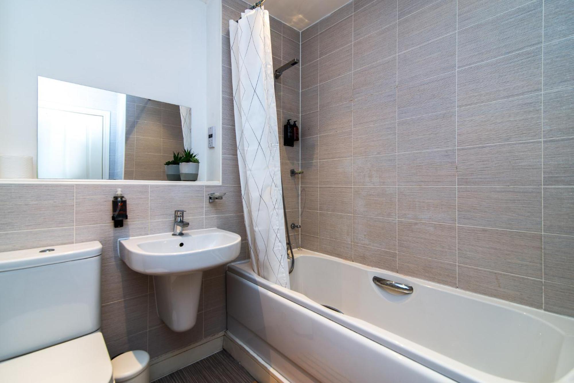Spacious House Close To Royal Hospital, Free Parking & Garden Holiday home