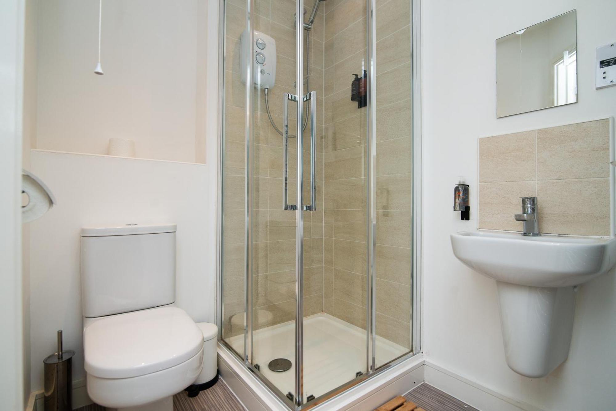 Spacious House Close To Royal Hospital, Free Parking & Garden *
