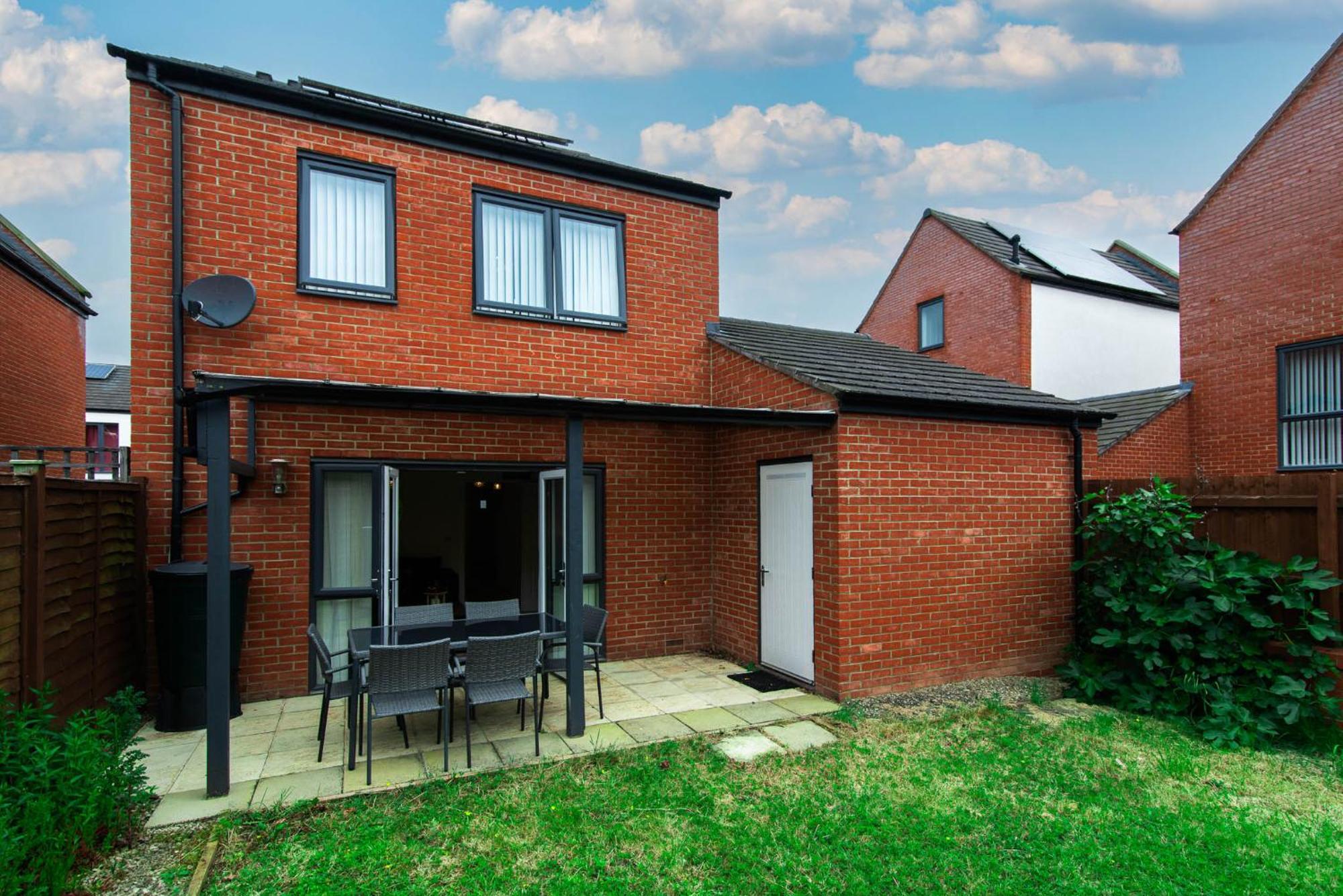 Spacious House Close To Royal Hospital, Free Parking & Garden Holiday home *