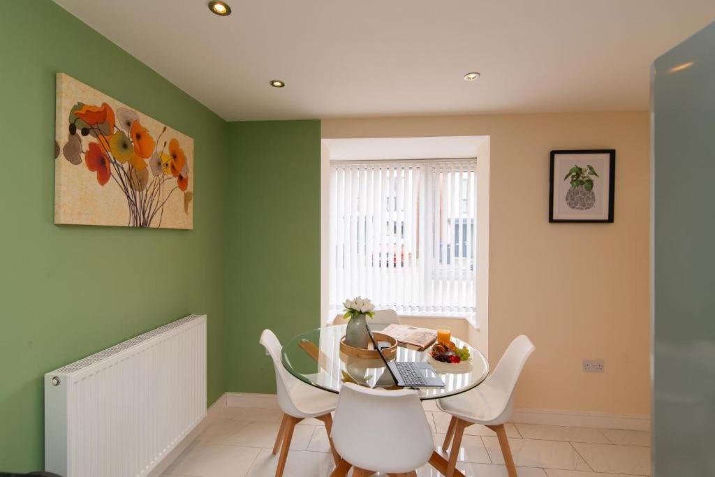 Spacious House Close To Royal Hospital, Free Parking & Garden *