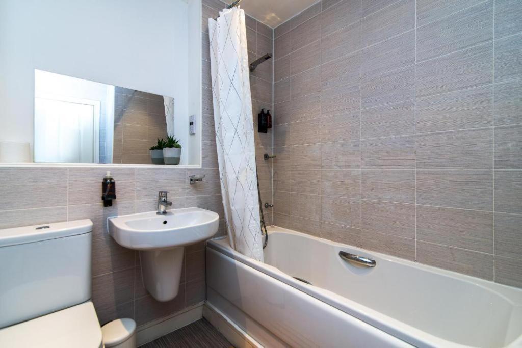 Spacious House Close To Royal Hospital, Free Parking & Garden Derby