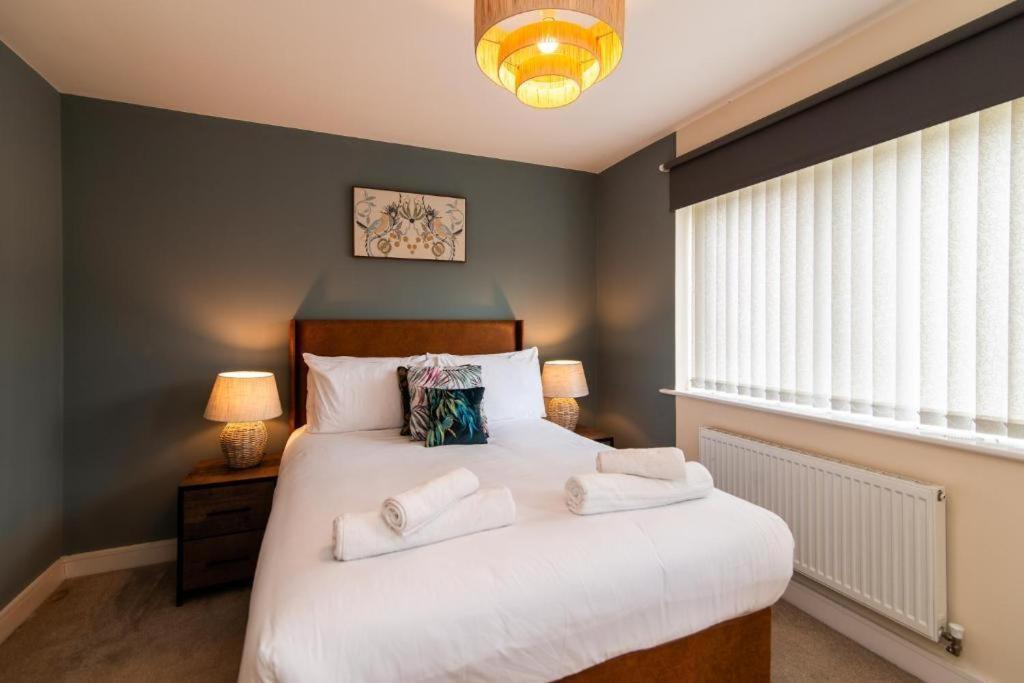Spacious House Close To Royal Hospital, Free Parking & Garden Holiday home *